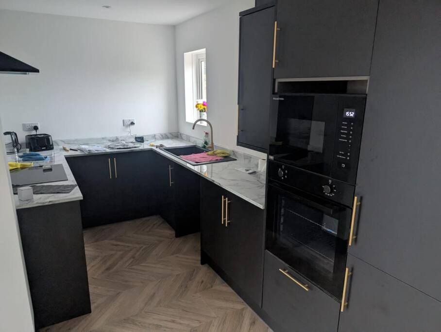Modern 3Br Home - Private Parking - Tv In Every Bedroom Swansea Dış mekan fotoğraf