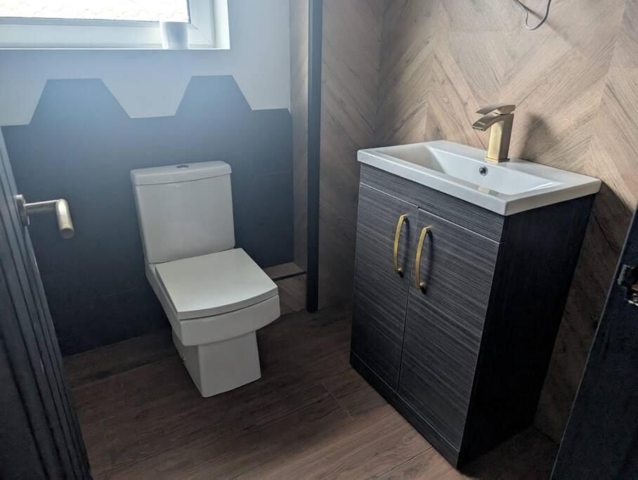 Modern 3Br Home - Private Parking - Tv In Every Bedroom Swansea Dış mekan fotoğraf