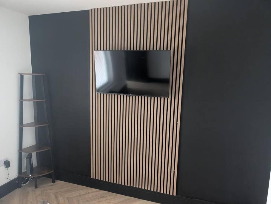 Modern 3Br Home - Private Parking - Tv In Every Bedroom Swansea Dış mekan fotoğraf