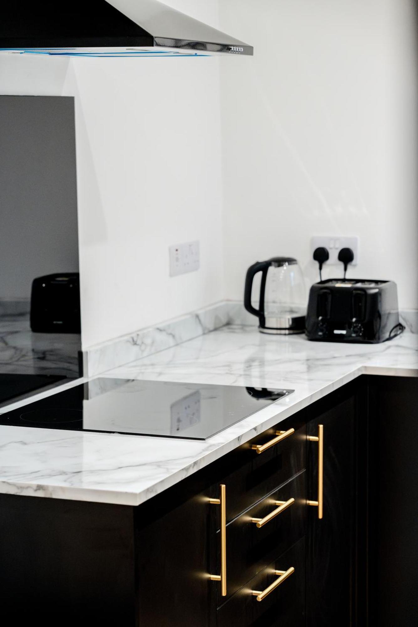 Modern 3Br Home - Private Parking - Tv In Every Bedroom Swansea Dış mekan fotoğraf